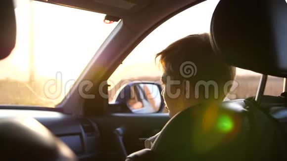 家庭旅行一家人在公路上坐车去日落时间视频的预览图
