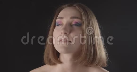 年轻漂亮的白种人短毛女性的特写镜头可爱的闪光妆容在欢乐的面前摆着视频的预览图