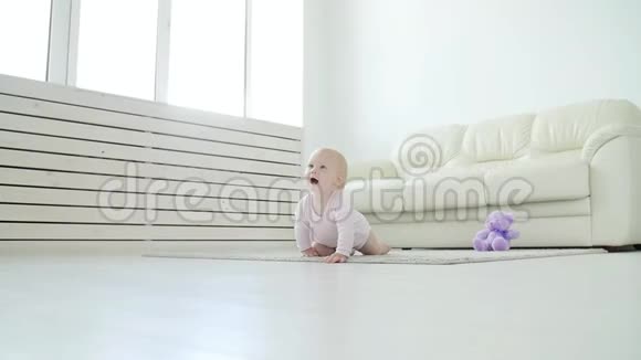 童年婴儿期和家庭观念坐在家里地板上的快乐小男孩或女孩视频的预览图