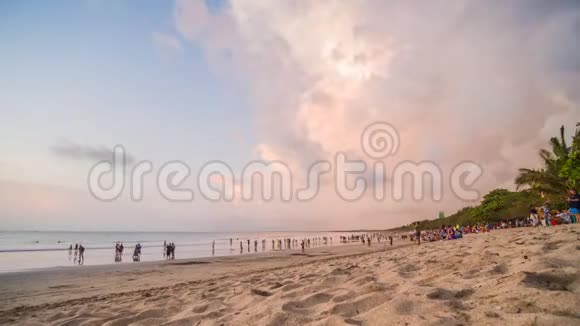 在巴厘岛的海滩上日落时间流逝印度尼西亚视频的预览图