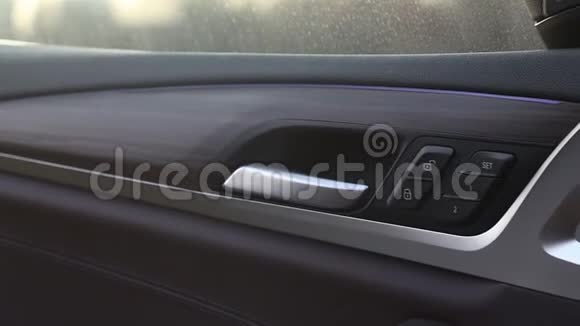 高级轿车的门卡带有木质装饰视频的预览图