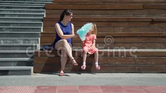 母亲和女儿品尝蓝棉糖果视频的预览图
