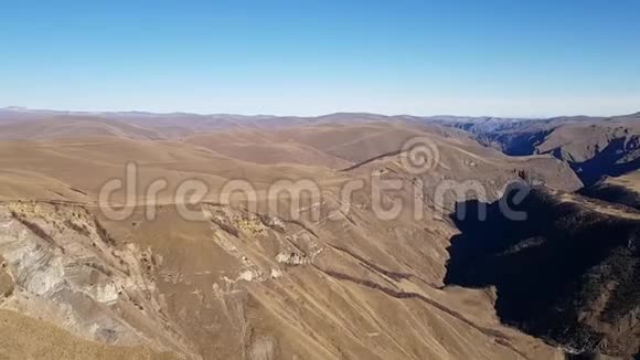 全景观俄罗斯卡巴迪诺巴尔干共和国沙漠无人居住的山脉穿越荒野之旅视频的预览图