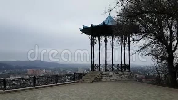 观景台可俯瞰Pyatigorsk市全景风景如画的中国凉亭视频的预览图