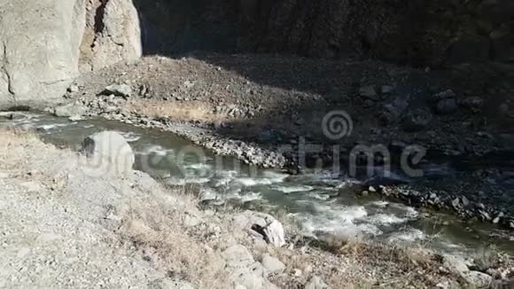 一条小而湍急的河流流经俄罗斯北奥塞梯阿拉尼亚共和国的一个峡谷视频的预览图