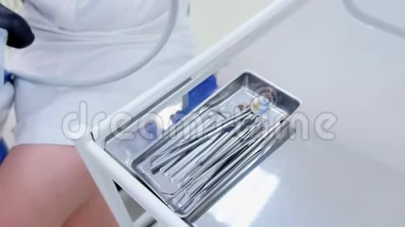 牙医更换钻床头部抛光清洁牙齿特写双手视频的预览图
