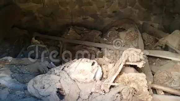 俄罗斯北奥塞梯阿拉尼亚死达尔加夫斯市的万人坑之一骨头在一个地窖里视频的预览图