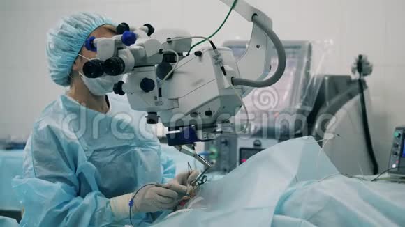 外科医生正在通过医疗设备观察眼部手术眼科医院的眼科医生视频的预览图
