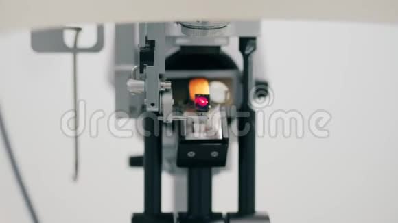 瞄准摄像机的视力检查光学装置视频的预览图