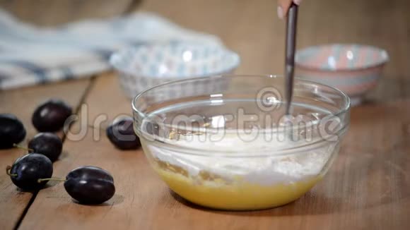 烘焙概念女人为李子蛋糕做面团视频的预览图