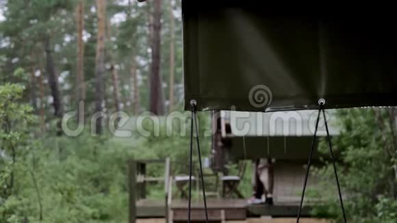 露营时在森林里下雨视频的预览图