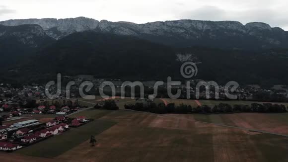 从鸟瞰法国阿尔卑斯山鸟瞰美丽的高山山脉在山谷中飞行视频的预览图