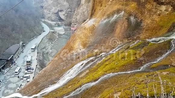 从俄罗斯卡巴迪诺巴尔卡里亚共和国Chegem瀑布的上层观景台视频的预览图