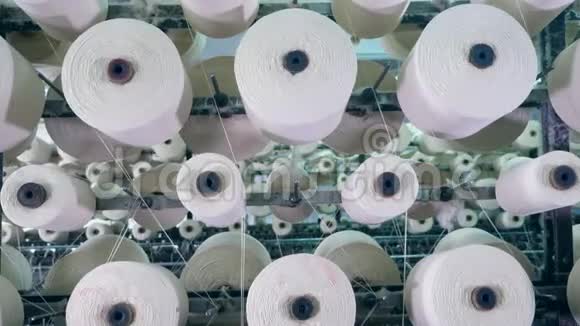用白色线旋转筒管纺织品生产线视频的预览图