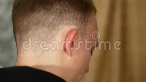 一个年轻人把耳机放在耳朵里视频的预览图