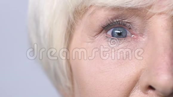 一位老年妇女睁大了红眼健康问题诊断问题视频的预览图