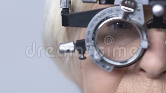 女性养老金领取者通过眼科检查检查视力视频的预览图