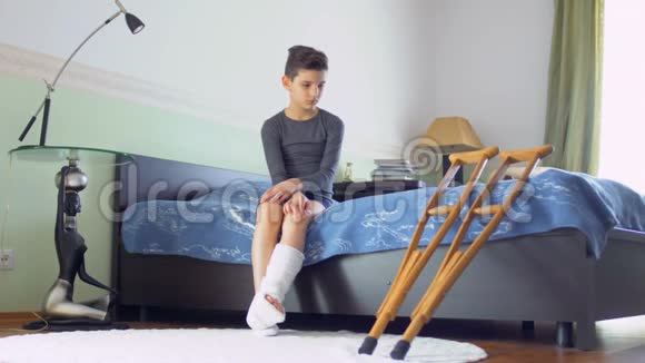 腿断的男孩坐在床上视频的预览图