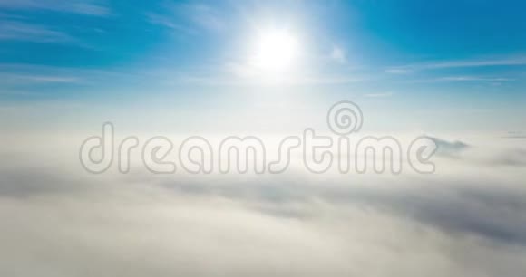 在雾或白云上方的时间推移视图阳光灿烂从鸟瞰美丽的日出多云的天空以上视频的预览图