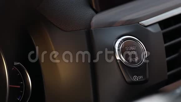 汽车仪表板重点是发动机启动停止按钮汽车内部细节无钥匙系统视频的预览图