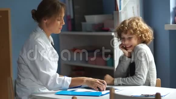 结束对儿科医生的访问一位女医生提出了治疗卷曲青少年的建议那个男孩视频的预览图
