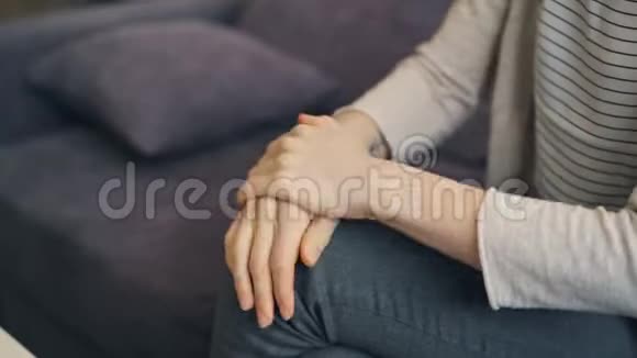 一位焦虑的年轻女性在接受治疗师治疗时双手移动视频的预览图