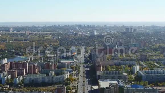 俄罗斯城市典型的公寓楼和私人住宅鸟瞰图视频的预览图