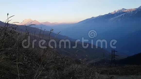在山上日落晚上的风景烟霞里草山干秋天视频的预览图