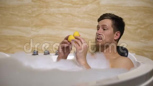 有趣的家伙在洗澡的时候玩橡皮鸭想起童年视频的预览图