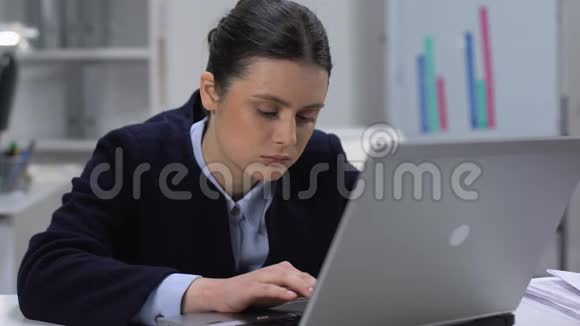 精疲力竭的妇女在办公室里用手提电脑打字睡着了工作没有成效视频的预览图