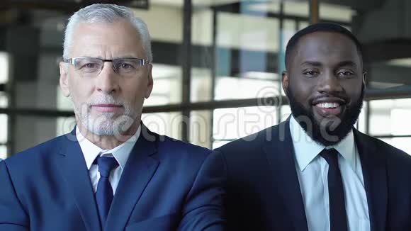 白人老板和非洲裔员工在镜头前微笑多种族的同事视频的预览图