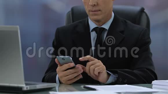 正式西装检查会议日历的男老板在智能手机商务应用视频的预览图