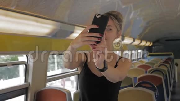 美丽的白种人女游客独自在空的地铁火车上自拍享受独处的概念慢慢视频的预览图