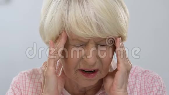 老年女性按摩寺头部疼痛健康障碍视频的预览图