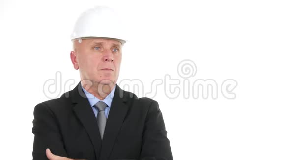 自信的工程师与西装和头盔使没有手指手势拒绝手牌视频的预览图