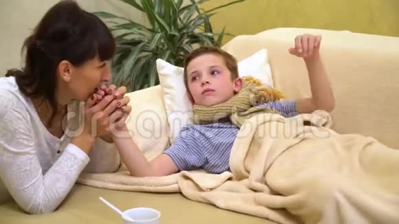 年轻的母亲和生病的儿子躺在床上视频的预览图