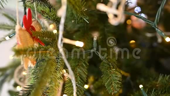 圣诞树上装饰着闪闪发光的圣诞树玩具和闪亮的灯光新年的心情视频的预览图