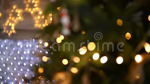 圣诞树上装饰着闪闪发光的圣诞树玩具和闪亮的灯光离焦物体视频的预览图