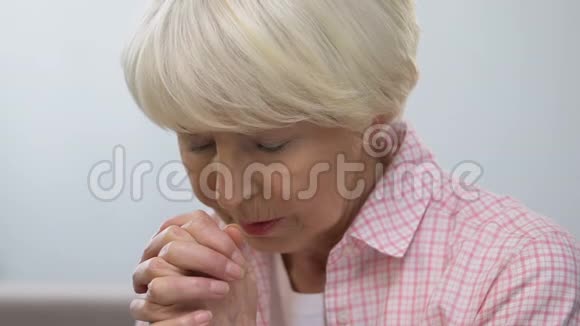 年老的女人向天堂祈祷请求帮助和怜悯希望更好的生活视频的预览图