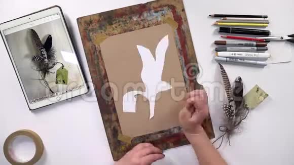 有才华的创新艺术家用手在纸上画一幅素描使用参考资料铅笔平板电脑记号笔她是视频的预览图
