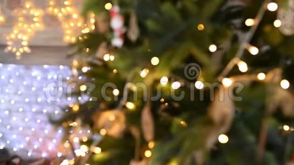 圣诞树上装饰着闪闪发光的圣诞树玩具和闪亮的灯光离焦物体视频的预览图