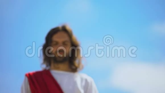 耶稣走近镜头怜悯地看着宽恕的罪俯视图视频的预览图