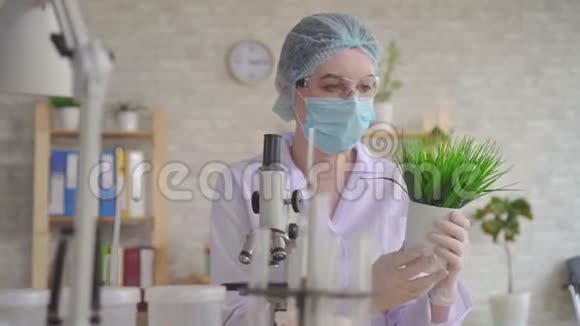 一位女性实验室助理的画像用显微镜对植物进行了研究视频的预览图