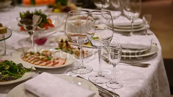 宴会装饰的桌子有餐具宴会厅的婚礼装饰视频的预览图