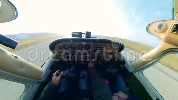 一个人驾驶轻型飞机起飞私人小飞机舱视频的预览图