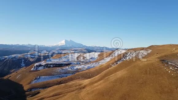 令人难以置信的埃尔布鲁斯山景观秋天沙漠地形有干草和雪视频的预览图