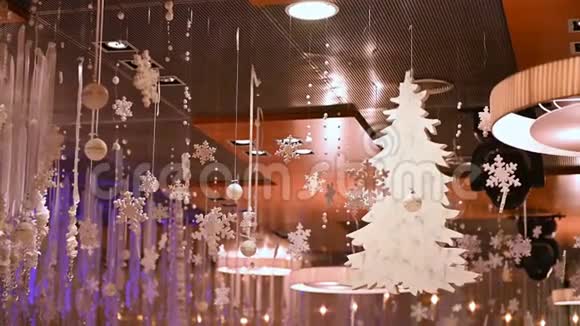 装饰的餐厅光线照亮黑暗中的装饰圣诞大厅的装饰视频的预览图