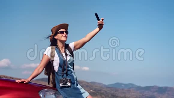 漂亮的晒黑的微笑旅游女人享受假期自拍使用智能手机中镜头视频的预览图