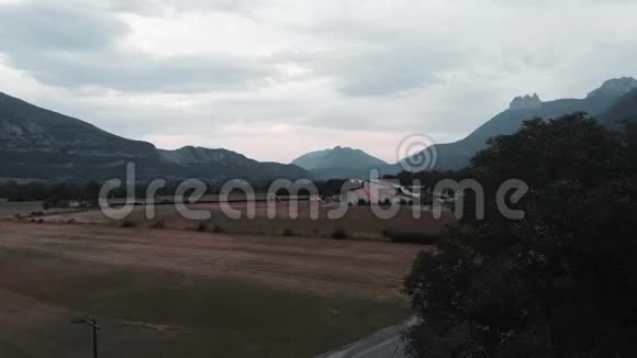安纳西湖法国无人机射击阿尔卑斯山和滑翔伞基地的景色飞在田野上的人环绕着群山视频的预览图