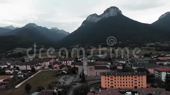 阿尔卑斯山的小山村无人机拍摄风景美丽的山景前面有山谷在多萨公社飞行视频的预览图